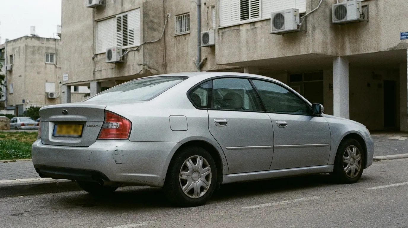 רכב ותיק שעדיין נוסע וחונה ברחוב מגורים